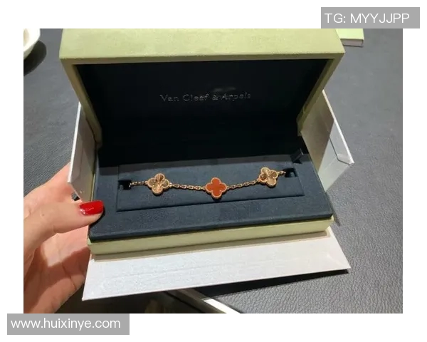 五花手链与明星篮球的完美结合展现时尚与运动的魅力 五花手链与明星篮球的完美结合展现时尚与运动的魅力